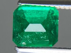 エメラルド 価格 ｜エメラルド[エメラルド 天然 0.849ct 宝石ソーティング付き 5.7㎜×5.1㎜×4.2㎜ ルース（ 裸石 ）]を買取しました。【真珠買取リパール】