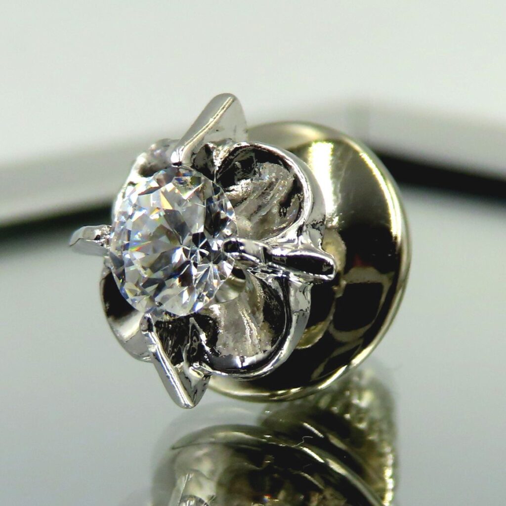 真珠 ブローチ 買取 ｜ダイヤモンド[◇ダイヤモンドカット 立爪留め タイタックピン ピンブローチ クリアストーン シルバーカラー]を買取しました。【真珠買取リパール】