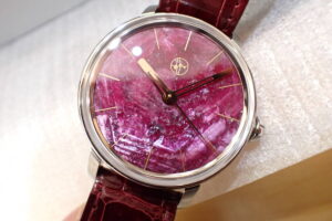 ルビー 1カラット 値段 ｜ルビー[Lundis Bleus コンテンポラリー ルビー文字盤 自動巻き腕時計]を買取しました。【真珠買取リパール】