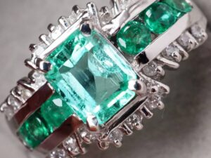 ダイヤ 1.5カラット 値段 ｜エメラルド[Pt900 天然エメラルド 天然ダイヤモンド 1.50ct/0.18ct/5.7g/リング]を買取しました。【真珠買取リパール】