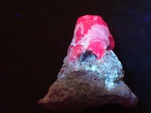 ルビー 原石｜ルビー[アフガニスタン産 ルビー コランダム 原石標本]を買取しました。【真珠買取リパール】