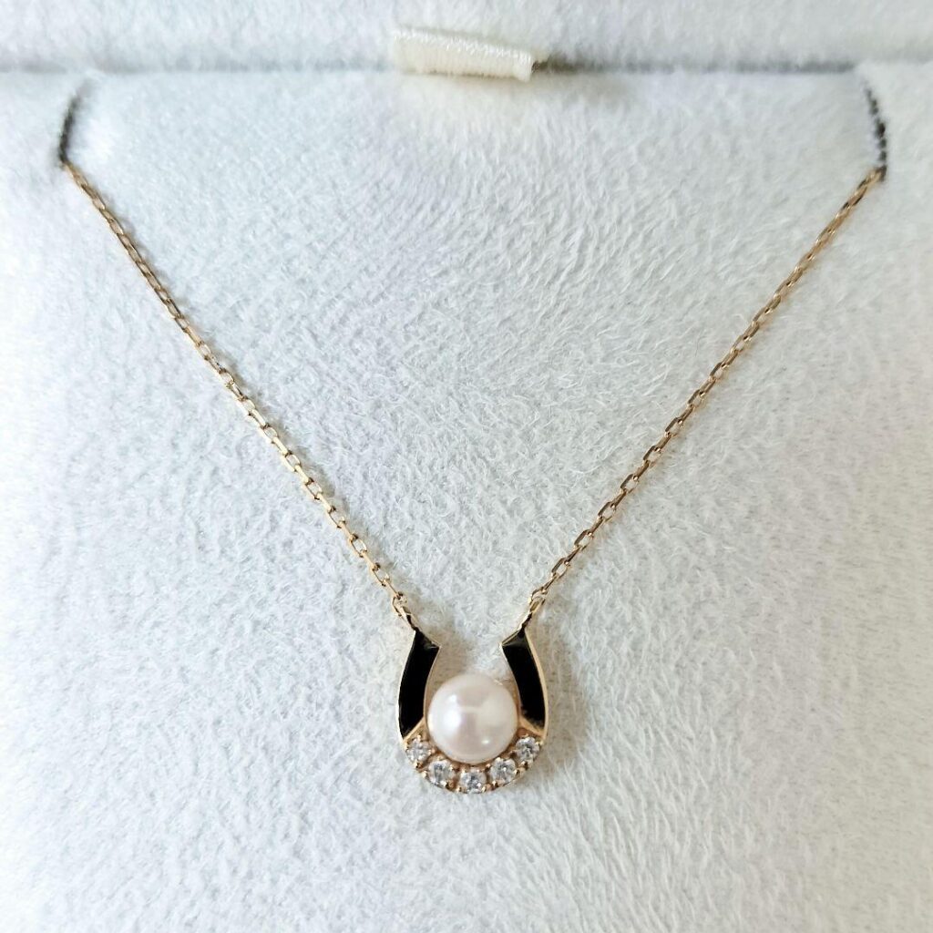 ダイヤモンドホースシュー 時間 ｜真珠[ヴァンドーム青山 ダイヤモンド×パール ホースシュー ネックレス K18YG]を買取しました。【真珠買取リパール】