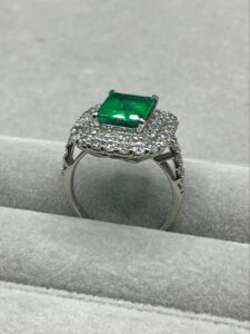 エメラルド 1g 値段 ｜エメラルド[最高級 コロンビア産 エメラルド2.57ct リング 鑑付]を買取しました。【真珠買取リパール】