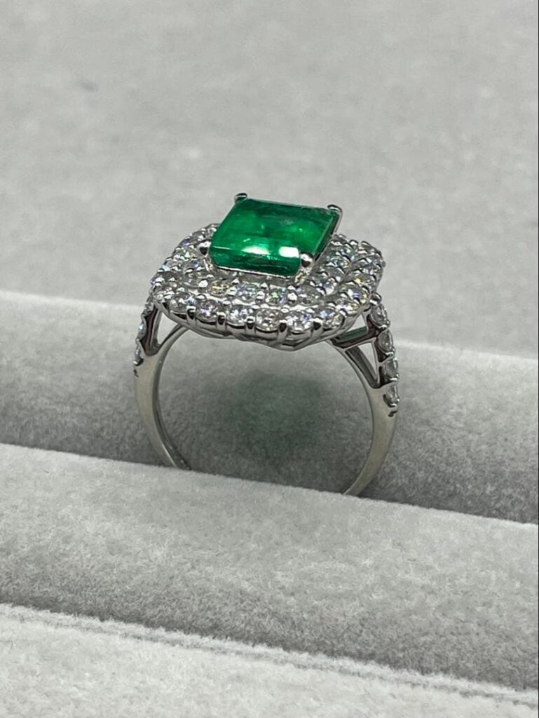 エメラルド 1g 値段 ｜エメラルド[最高級 コロンビア産 エメラルド2.57ct リング 鑑付]を買取しました。【真珠買取リパール】