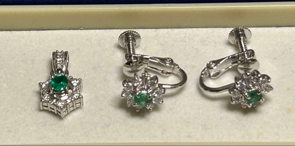 エメラルド 売却 ｜エメラルド[Pt900 エメラルド0.20ct ダイヤ0.29ctペンダント、イヤリング付]を買取しました。【真珠買取リパール】