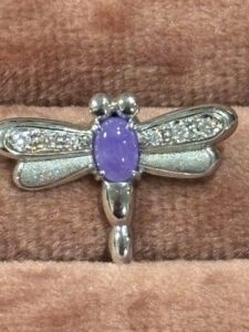 真珠 ブローチ 買取 ｜ダイヤモンド[ラベンダーヒスイ&ダイヤ♦︎トンボ ピンブローチ]を買取しました。【真珠買取リパール】