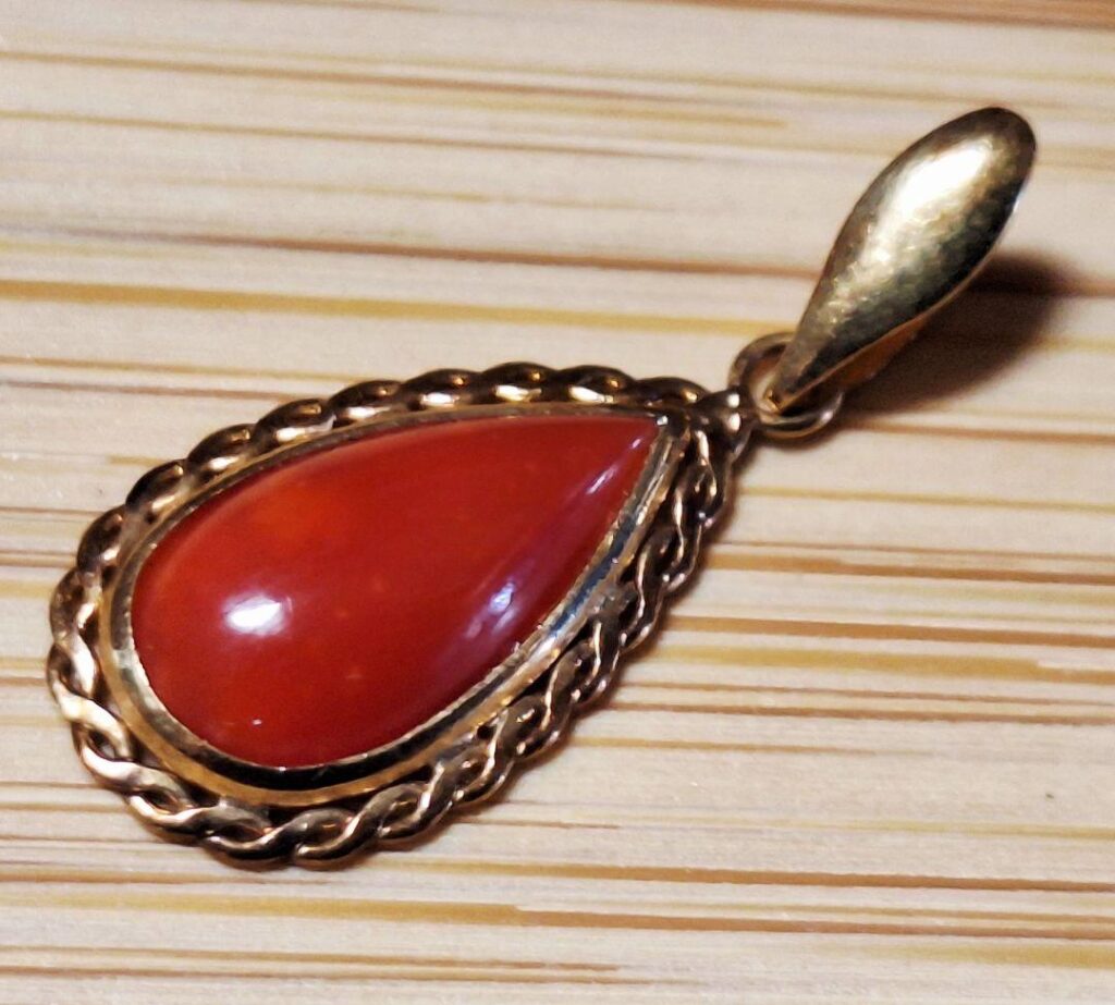 珊瑚ネックレス ｜珊瑚[K18　18金 涙型　本珊瑚 ネックレストップ 天然石　総重量0.7g]を買取しました。【真珠買取リパール】