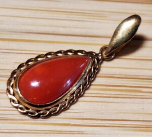 珊瑚ネックレス ｜珊瑚[K18　18金 涙型　本珊瑚 ネックレストップ 天然石　総重量0.7g]を買取しました。【真珠買取リパール】