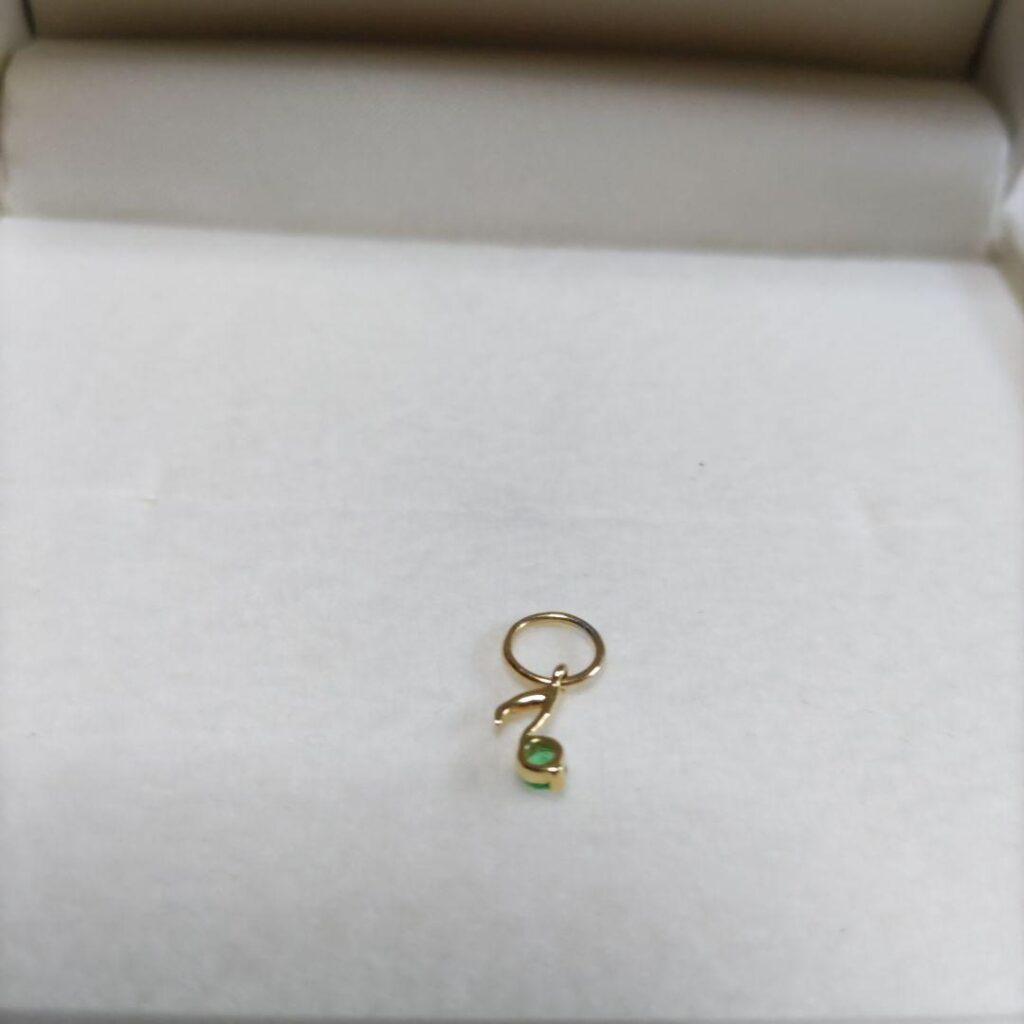 ダイヤ 0.05カラット 値段 ｜エメラルド[Ｋ18 　音符．エメラルド石付き【チヤーム】 0.05ct刻印有り]を買取しました。【真珠買取リパール】