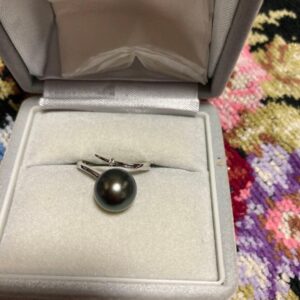 ブラックダイヤモンド 1カラット 値段 ｜真珠[240 10ミリブラックパールダイヤ入りシルバーリング]を買取しました。【真珠買取リパール】