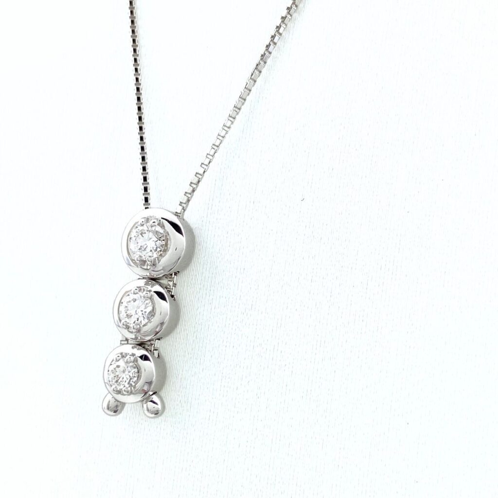 メレダイヤ 相場 ｜ダイヤモンド[メレダイヤ デザインネックレス WG ホワイトゴールド ペンダント 3Pダイヤ スイング ネックレス K18 WG]を買取しました。【真珠買取リパール】