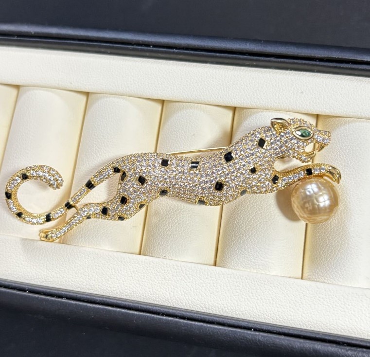 ブローチ 白蝶真珠 買取 ｜CZダイヤ パンサーペンダント