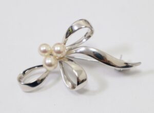 ミキモト 買取 ｜真珠 リボンモチーフ ブローチを買取しました。【真珠買取リパール】