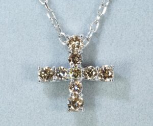 ブラウンダイヤ 価値 ない ｜ダイヤモンド[クロスネックレス]を買取しました。【真珠買取リパール】