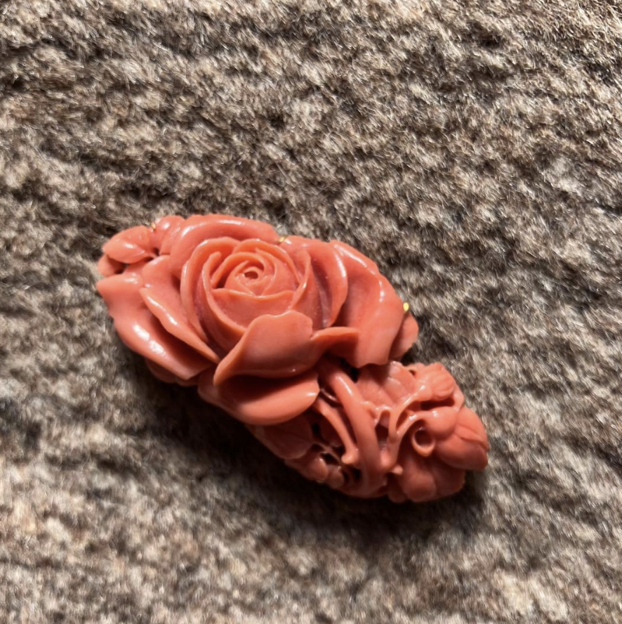 珊瑚 帯留め ｜珊瑚[天然珊瑚　K9刻印　薔薇　帯留め]を買取しました。【真珠買取リパール】